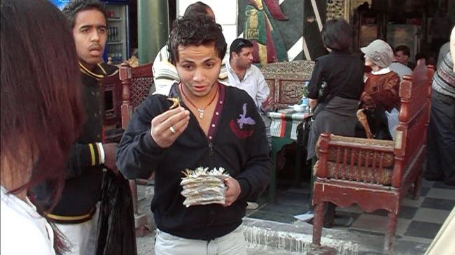 歩いていると、いろいろな物を売りつけにきます。