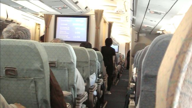 １７：５０　出国。<br />出国の入口で、警備の兵隊が「チップをくれ」<br />というようなことを言って手を出しましたが、<br />もちろんあげません。<br />