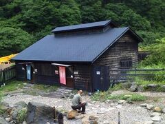 黒湯温泉

小屋になっているお風呂に入ります。