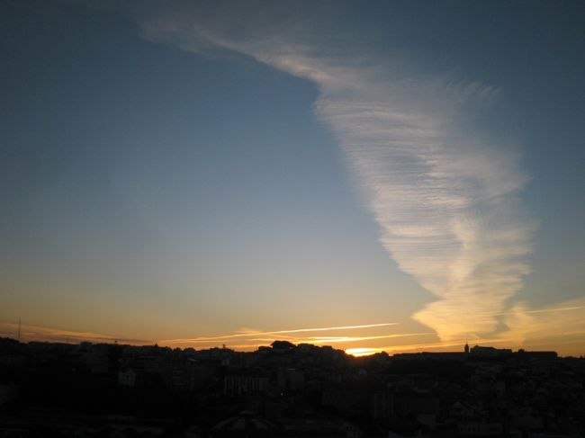 Sao Pedro de Alcantara展望台から朝日が昇る東側を見たくて、時間を合わせて散歩。当然、宿を出るときはまだ真っ暗。寒い。<br /><br />うーん、微妙に朝日ががっつり出てこないな〜。