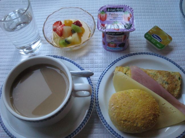 今日はフルーツポンチや卵焼きもありました。おやつの種類も昨日と違うし。いいじゃん。オレンジジュースはもう外して、満足。