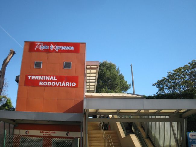 メトロから上にあがって切符を頼むも、ここじゃないと言われる。んー、どうなってるの〜？メトロの真上にあるのはポルトガル鉄道(CP)のSete Rios駅だった。バスターミナルは一度建物を出て、写真のエスカレーターを上がっていきます。明日は朝早いのに乗る予定なので(しかもスーツケース付)、これ、前日に確認していてよかったです。<br /><br />残念なことに、ここでもMonsaraz行きのバスの明確な時間は分からず(バス会社が違うということで)。どういうこっちゃねん。