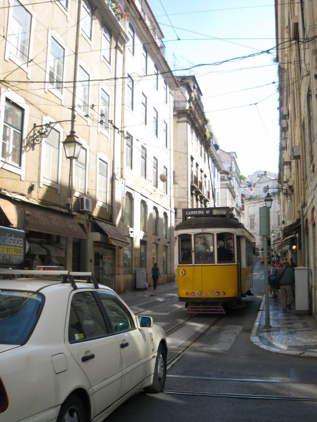 今日のミッションは終了したので、これからウィンドーショッピング。リスボンは街の規模に比べると、私好みの民芸系のお店が多くてコーフンします。