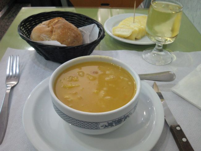お腹すいたー。今日の昼食場所を求めてしばし流浪。なんだかスーツを着ている人たちが、構えの大したことのない店に吸い込まれています。これは･･･地元民が入る日常のおいしい店ということではないでしょーか？！<br /><br />メニューポルトガル語のみ。おじさんもポルトガル語のみ。<br />一生懸命、指さしポルトガル語と見比べてるのに「どーするの？どーするの？」「バカリャオおいしいよ」おじさんの言うとおりにする。<br /><br />本日のスープ。おいしい。
