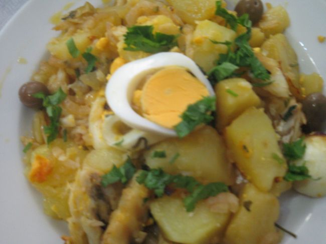 おじさんのお薦め。おいしい。「私の食べてるの、これ？(地球の歩き方を指さす)」「そうそう、Bacalhau a Gomes de Sa」