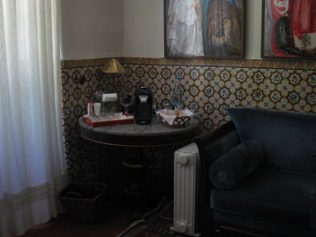 ホテルに戻って一休み。正直、午後の数時間は暑くてやってられない。なるほど南欧の人がシェスタをする意味が理解できる。<br /><br />ところでこのホテル、部屋にコーヒーメーカーが無いなあ、と思っていたら、フロントの脇のスペース(ロビー的なのんびりできるところ)に、コーヒーメーカーとおやつが置いてあります。それから、階段の上のところ、朝食会場の脇に、自由に使えるPCがあります。