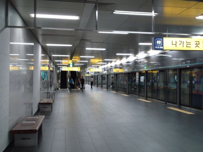 西江大駅。2012年に開業した新しい構内はガラガラ。<br />一時間に3本くらいしか電車が来ないので当然ですが、ちょっと寂しい感じ。<br />今年の12月には龍山まで開通するようです。