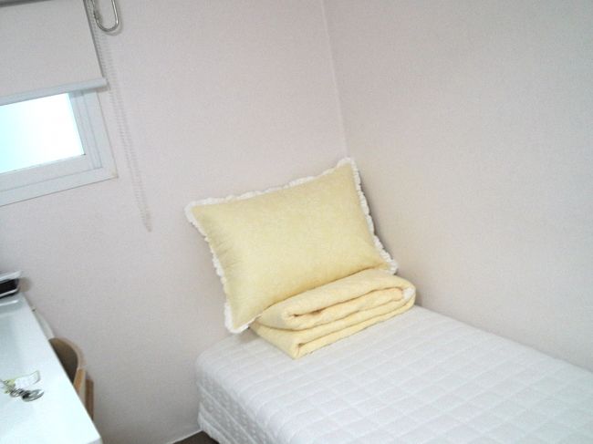 通された部屋は3階。エレベーターはなく、急な階段のみです。<br />案内してくれたのがアジュンマだったので甘えるわけにいかず、ひーひー言いながら荷物を持って上りました。