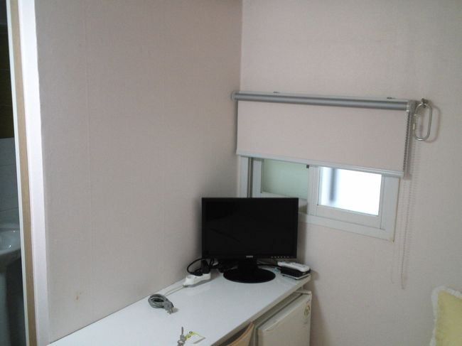 部屋はちょっと笑ってしまうほど狭いですが、今回ドミトリーに宿泊しようと思っていたので、個室なだけで十分満足です。<br />窓あり・シャワー＋トイレ付きの一番高い｢一番タイプ｣という部屋にしました。<br />といっても1泊24000wなので格安です。