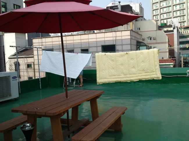 屋上の干場。<br />ロープが張ってあるほか、物干しや洗濯ばさみがありました。<br />自由に使えます。