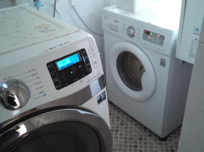 3台ありましたが、一番大きなものに｢絶対使用禁止｣と韓国語で書いてありました。<br />スタッフさんが部屋の布団を丸洗いするのに使っているようです。<br />なので、実質2台。