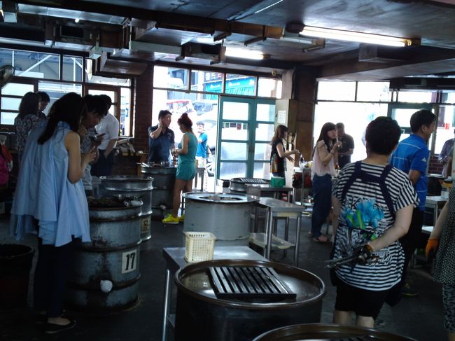 食べているうちにだんだん混んできました。<br />ひとり客はわたしの他にいませんでしたが、店員さんは慣れている様子。<br />急かされることもなく、マイペースで二人前300gをいただきます。