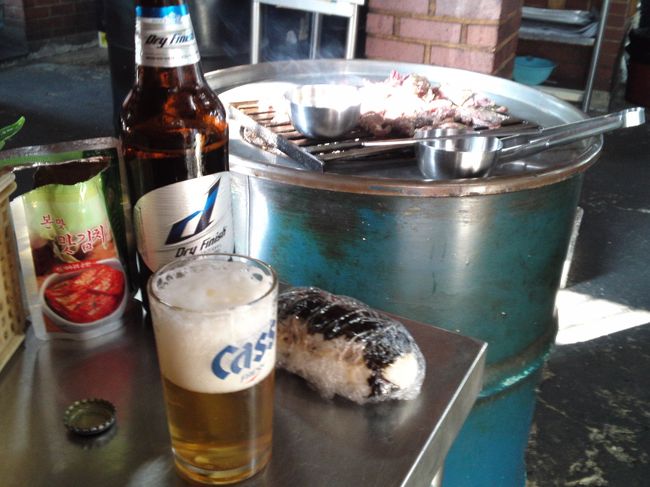 ビールと近くの商店で買ったキムチ、日本から持ち込みのおにぎりで満腹です。<br />たれがとても甘めなので、付け合わせの青トウガラシとコチュジャン、生にんにくで辛みを加えながら食べました。<br />一人前15000w。ビールと合わせて34000wでした。