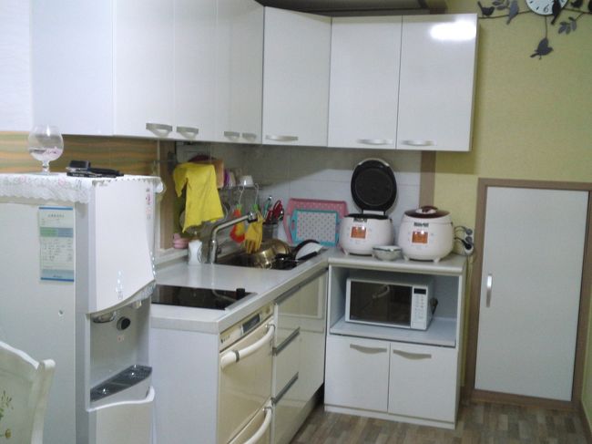 1階の共用食堂。<br />食器が自由に使え、ごはんとキムチと海苔が常備されていていつでも食べられます。<br />給水器は館内でここだけです。