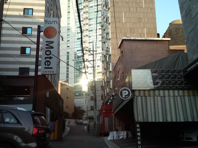 満腹になったところで、ソウル駅にバスで向かいます。<br />宿の近くはモーテル街。<br />夜はきらびやかなネオンでいっぱいです。<br />治安の悪い所かなと思いましたが、夜歩いているのはカップルばかりなので、むしろ怖くなかったです。