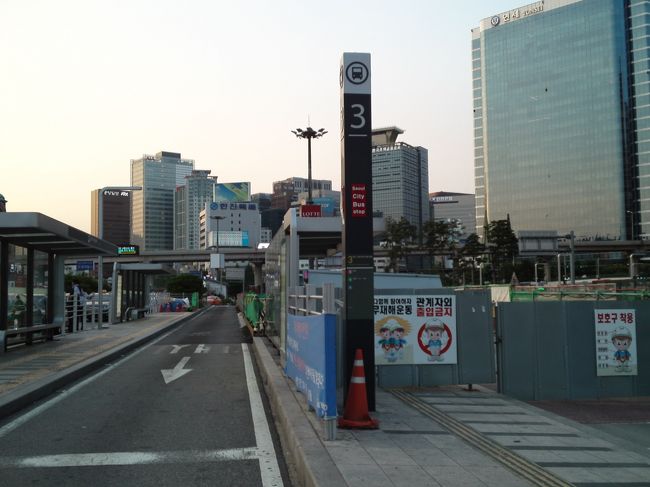 と、思ったら2か所ある銀行は大混雑。<br />駅上部の銀行窓口に行ってみると、男性職員の方が｢今の時点で3時間待ちなんですよ…｣と疲れ切った様子。<br />確かに窓口の呼出し番号が1500番台、最新の整理券番号が1700番台と200組くらいが待っているようです。<br />諦めて明洞に向かいます。<br />写真はソウル駅バス乗換センター。<br />一路線工事中だったので、乗り換え路線は前回より混雑していました。