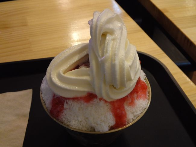 歩き疲れてジェイヒルホテル前のパッピンス屋さん、ホドゥピンへ。<br />いちごピンス(6500w)。<br />サラサラのミルクかき氷の上にいちごソースとソフトクリーム。<br />ハーフサイズがあるので、ひとりでも入りやすいお店です。<br />器からこぼれてしまうのでそのまま食べていたら、店員さんが心配そうにチラチラ見ています。<br />あ、はいはい、ピビンする(混ぜる)のね、と混ぜて食べると、ホッとしたようにお仕事に戻られました。