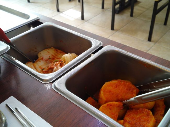 あえて来た理由はこれ、キムチです。<br />いろいろなサイトの口コミに、神仙ソルロンタンのキムチがおいしい！とあったので、そんなにおいしいならお土産にしたいと思い、食べに来ました。