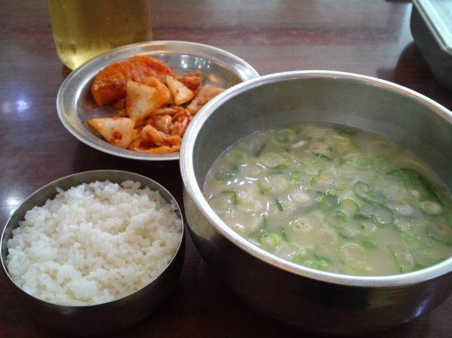 ベーシックなソルロンタン7000wを注文しました。<br />臭みがなくあっさりしたスープで、具は少なめ。<br />朝食にちょうどいいです。<br />スタッフさんはきびきびと笑顔の対応。<br />トイレには掃除のチェック表が貼ってあって、清潔に保たれていました。<br />日本のファミリーレストランに来たような感じがします。