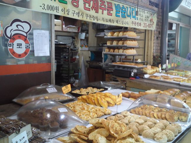 こちらがパッマンモス(小豆とバタークリームの巨大パン)で有名なお店。<br />この時間はまだ焼きあがっていませんでした。<br />食べてみたかったのですが、ひとりで買っても食べきれないので、アンパン3つ入り2000wを購入しました。