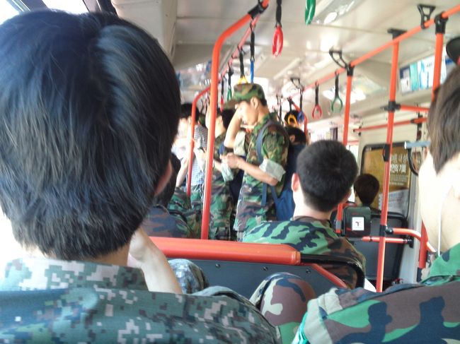 乗り込んだバスは若い軍人さんでいっぱいでした。<br />前に座っていた方が読んでいた紙をチラ見したら、今日から2泊3日、この先の部隊で集団演習があるとのこと。<br />ご苦労さまです。<br />間近で見る軍服はテロッとした生地でさらさらした肌触り。もっとゴツゴツしていると思っていたので意外でした。<br />帽子のつばの裏に頑張って！の手書きメッセージや、後ろの部分に後輩たちと思われる連名の刺繍がハートマークとともに施されていたりしました。<br />こういうところ自由なんですね。