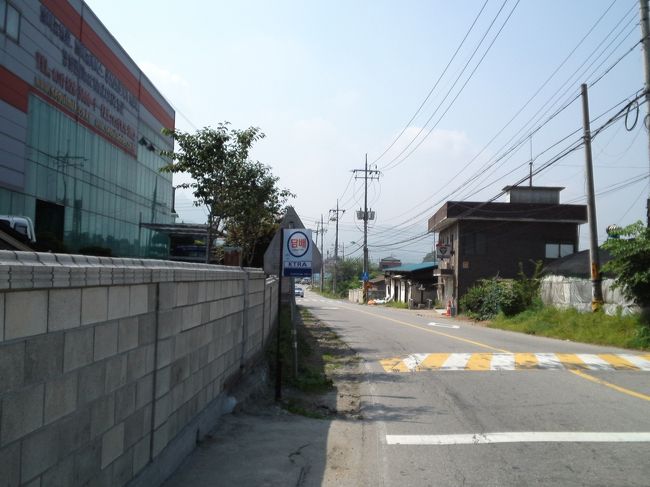 バスで来た道を少し戻り、