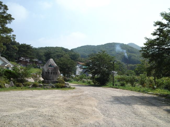 煙突に煙が見えてきました。<br />ここはすでに敷地内で駐車場のようです。<br />左手に長興寺があります。