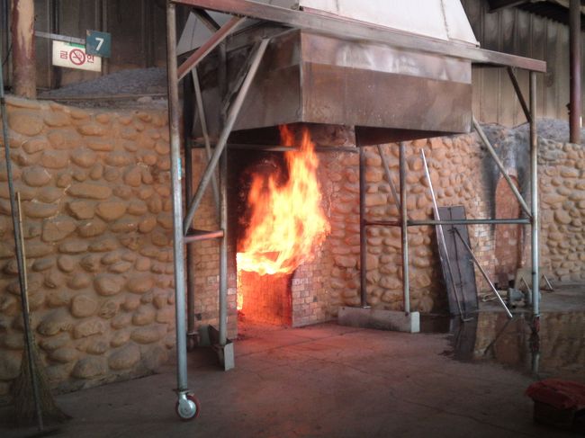 炭窯が6,7個まっすぐ並んでいて、とても広いです。<br />ここで一日過ごせるのかと思うとワクワクします。<br />温度は、微温・中温1,2・高温・治療房がありました。<br />休憩所は窯の目の前。<br /><br />スプソクの一番熱いコッタン(花湯)が、カマゴルランドの高温という感じで、全体的に温度が高めの印象でした。