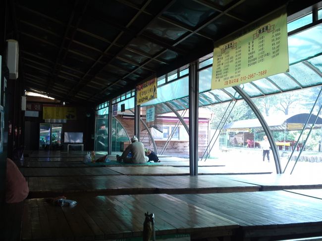 屋根がかかっていますがほぼ屋外なので、風が気持ちいいです。<br />この日は平日でしたが、お昼には休憩所の8割くらいが埋まっていました。<br />みなさんお弁当持参で、窯に入るより食べたりおしゃべりしている時間のほうが長いかも。<br />遠足気分で楽しそうです。