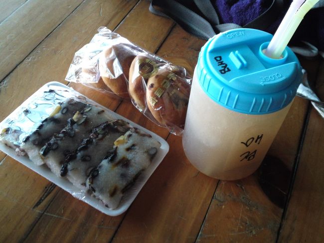 わたしはヨンソ市場で買ったアンパンと餅菓子を持ち込みました。<br />大好きなシッケ2500wとともにいただきます。<br /><br />この休憩所は板の間で決して寝心地がいいわけではないのですが、わたしは合計3〜4時間寝ていました。<br />窯の前はホヤホヤ温かく、炭のいい香りがしてとても気持ちいいです。<br />目が覚めたら窯に入って汗をかき、またうつらうつらして、起きたら窯へ〜を繰り返し、8時間程滞在しました。