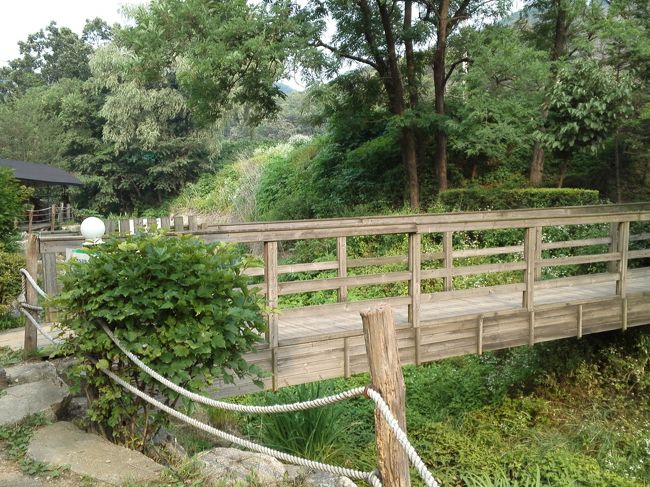 窯前の休憩所からすぐ外に出られます。<br />橋を渡ると、