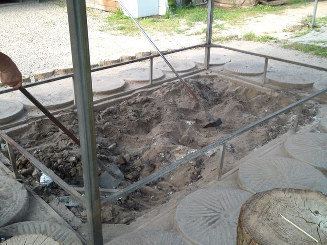 売店で売っているお芋も焼けます。<br />わたしが写真を撮っていると、一生懸命炭をかき回していたおじさんが｢なかなか焼けないんだよ｣と照れ臭そうでした。