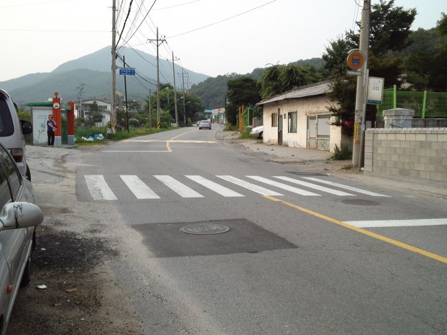 韓国のサウナ総合サイトであちこち検索したのですが、バス1本でソウル駅から行けるこれだけの規模の炭窯というのは、なかなかなさそうです。<br />カマゴルランドは利用された方のブログ記事が多く、場内の写真をたくさん見ることができます。<br />http://zzimzilbang.com/minihome/mini_07.html?zzidx=3660<br /><br />サイトを見ていると、地方にはたくさんの炭窯がありそうです。うらやましいな。<br /><br />帰りのバス停まで緩い上り坂。<br />今バスが来たら切ないので、一生懸命歩きます。