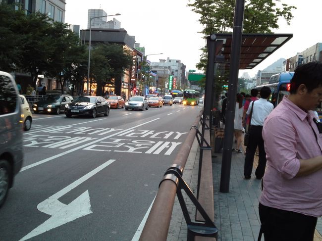 西大門駅で降ります。<br />ソウル市内はこの中央分離帯バス停が増えてきているみたいですね。