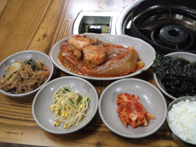 食べてみたかったキムチチム7500wです。<br />酸っぱい古漬けキムチにほろほろ崩れる豚肉のかたまり。<br />海苔に巻いていただきます。<br />おいしいのですがおかずが大量なので、キムチチムを半分くらい残してしまいました。<br />包装してもらってお持ち帰りします。