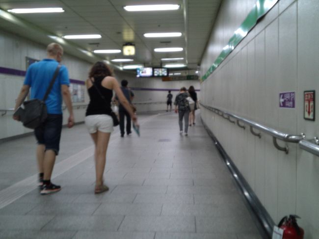 西大門駅から地下鉄で新村まで帰ります。<br />忠正路での乗り換えは、上り坂なうえ結構な距離。<br />ひと駅分くらい歩いた気分です。