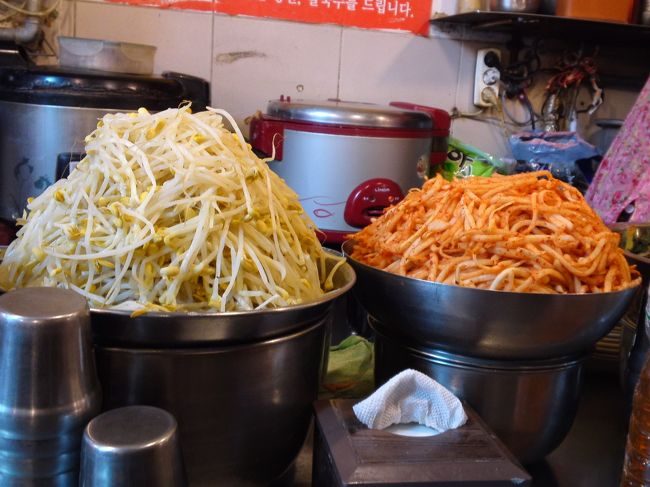 カルチジョリムがお目当てだったのですが、昨日キムチチムをたっぷりいただいたので、ちょっと辛いの食べたくないかも。<br />では、カルグクス横丁へ。