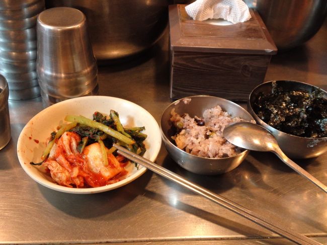 おかずとサービスのごはん。<br />ピビンパッニシテ…と混ぜるしぐさで教えてくれます。