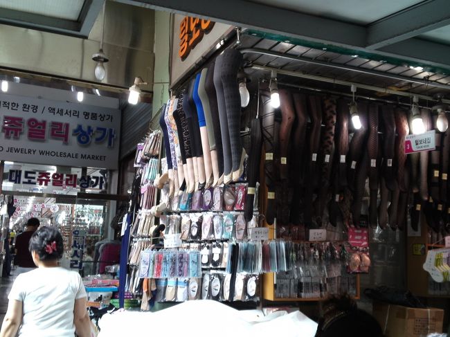 でも、値札が付いていないとどうしても買いづらい。<br />値下げ交渉するのも面倒だし、さらーっと2周見て回って終了です。<br />市場で買い物するにはテンション上げていかないとだめですね。<br />このお店で靴下だけ買いました。