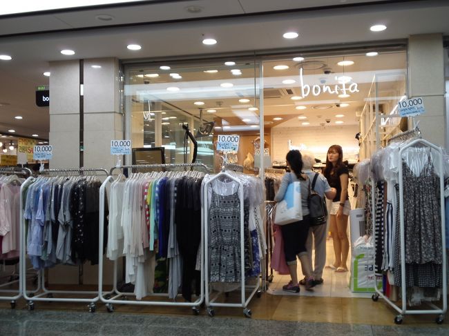 あれ？今ってバーゲン時期じゃないっけ？<br />どのお店も特に値下げしていません。<br />先月も来たばかりで商品もそんなに変わっていないので、買い物熱が入りません。<br />結局、iPodケース10000wだけを買って、早々に帰ります。