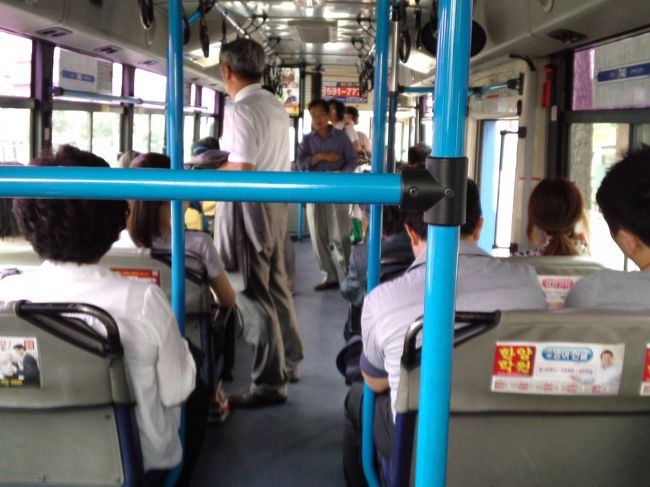 高速ターミナル駅から143番バスに乗り龍山区庁で乗り換え、740番バスで新村ロータリーまで帰ります。<br />バスはじゃんじゃん走っているので、間違えたら戻ればいいや〜と気楽に乗り換えます。