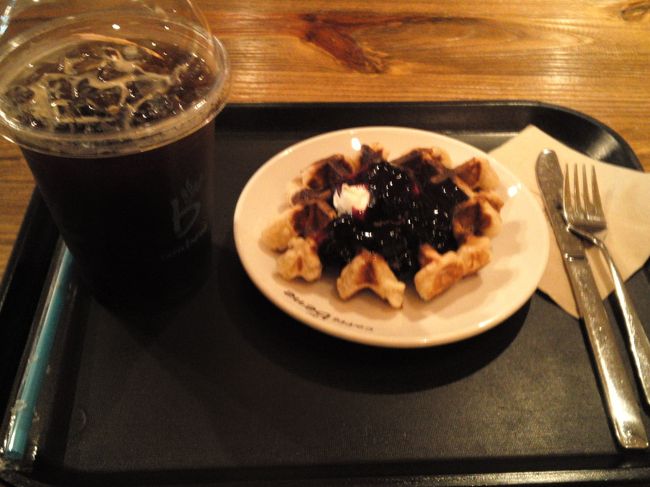 宿の近くのカフェベネで軽いお昼です。<br />ブルーベリーチーズワッフルとアイスアメリカーノ。<br />一度巨大なマンゴーワッフルを食べてみたいのですが、ここにはありませんでした。<br />アイスアメリカーノは、わたし頼んだのコーヒーでしたよね…？という濃さ。