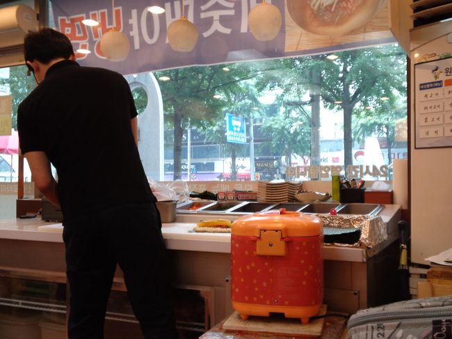 夜食を買っておきます。<br />わたしのキムチキンパッを作ってくれる背中。<br />ありがとうございます。