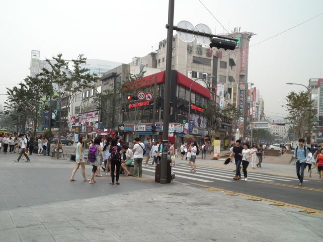 歩道と車道の段差がなくフラットです。<br />車いすやベビーカーでも通りやすそう。