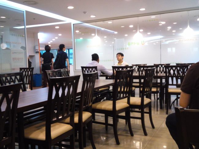 入口付近に3台の機械が置いてあり、学生の皆さんはこれを操作して食券のレシートを出していました。<br />もちろんカード決済。最新鋭です。<br />食事している年齢層は幅広いです。<br />語学堂の学生さんや外部の方もいますもんね。<br />わたしもそれほど目立たずにすんだかな？と思っています。