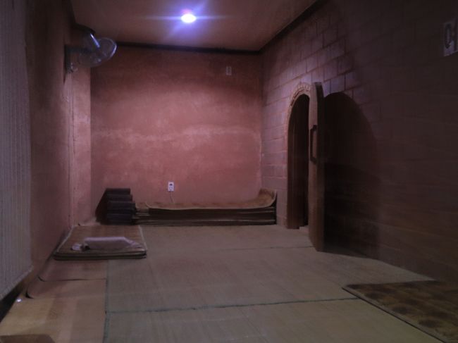 とりあえず夜食のキムチキンパッがあるので大丈夫ですが、現時点でおなかがいっぱいなのに、明日の朝ごはんが心配になってきました。<br />こちらは2階女性用休憩室。