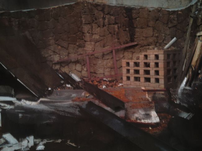 階段の途中にあった治療房は天井が抜けていました。<br />壊れたのか壊したのか。<br />治療房が窯の方に移動していました。<br />外は土砂降りです。