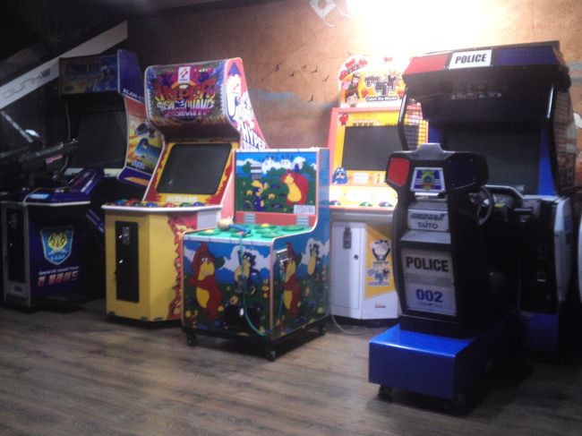 ジムにあった運動器具たちは、その隣の部屋のゲーム・パソコン室に移されていて、室内ぎゅうぎゅうです。<br />隣の機械と近すぎて使いづらそう。<br />誰も利用していません。