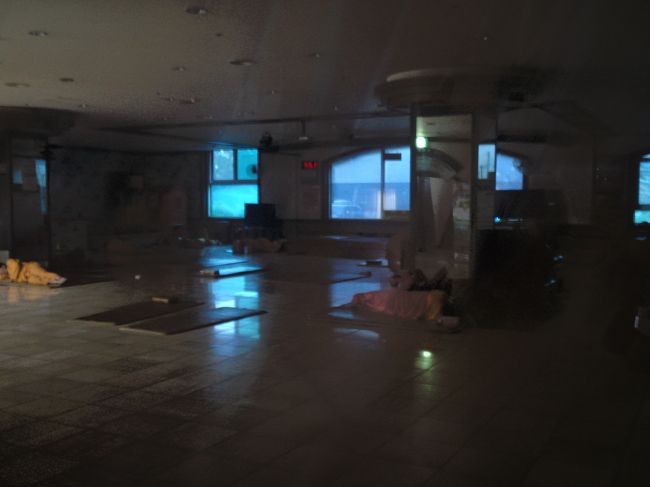 1階の共用休憩室。<br />こちらは夜中12時過ぎまで明かりがついていました。<br />カップルや男性の利用が多いです。<br />わたしは地下1階女性更衣室にある睡眠室を利用しました。<br />広いスペースに扇風機が4,5台設置してあるので、窓がない部屋ですが涼しく眠れました。<br />しかしその広いスペースに女性5人、なぜか先に寝ているわたしのそばにみんなマットを持って寄ってきます。<br />寝返りを打つと足が当たるほどそばで横になる人もいます。<br />こんなに広いのになぜ？<br />韓国人は、他人との距離が近いですよね。