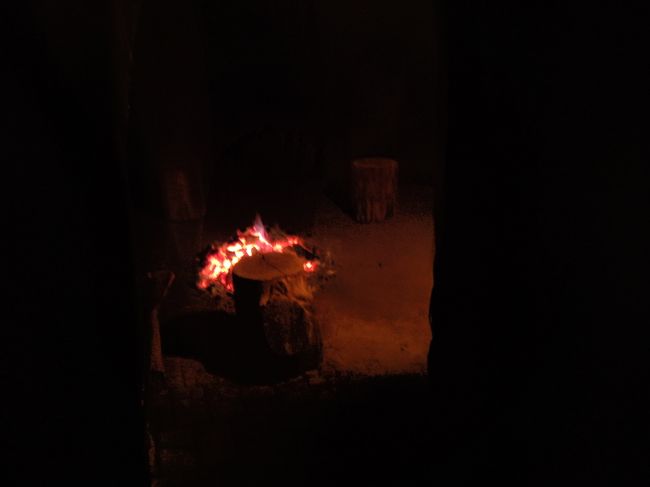 朝早く目が覚めたので、治療房の火を見ながらキンパッを食べます。<br />今回窯が中温と高温のふたつしか開いていません。<br />しかもそれぞれ温度が低く、微温と中温くらい。<br />カッと熱いのに入りたいんだけどな。